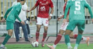 لاعبو النادي الأهلي يحتفلون بهدف خلال مباراة في الدوري المصري