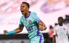 لاعبي نادي العين يحتفلون بلقب كأس أمير الدولة بعد الفوز على الجزيرة.