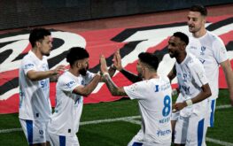 لاعبي الهلال يحتفلون بعد فوزهم في الجولة الأخيرة من دوري روشن السعودي 2025.