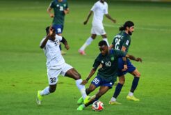لاعبي فريق النفط يحتفلون بهدف الفوز على الزوراء في مباراة الدوري العراقي