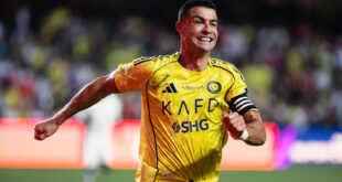 لاعبو النصر يحتفلون بهدف أمام ضمك في مباراة حاسمة بلقب الدوري السعودي