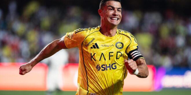 لاعبو النصر يحتفلون بهدف أمام ضمك في مباراة حاسمة بلقب الدوري السعودي