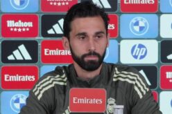 ألفارو أربيلوا يصافح الجماهير في ملعب سانتياجو برنابيو خلال مباراته الأخيرة مع ريال مدريد.