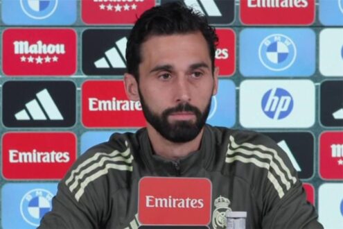 ألفارو أربيلوا يصافح الجماهير في ملعب سانتياجو برنابيو خلال مباراته الأخيرة مع ريال مدريد.