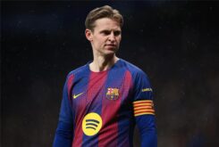 فرينكي دي يونج لاعب برشلونة يبتسم في الملعب