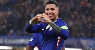 لاعب تشيلسي إنزو فيرنانديز يحتفل بتسجيل هدف رائع ضد توتنهام