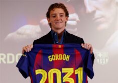 أنتوني جوردون يرتدي قميص برشلونة ويحتفل بانتقاله