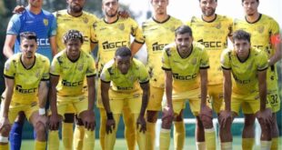 لاعب كرة قدم من فريق المغرب الفاسي يحتفل بتسجيل هدف