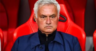 جوزيه مورينيو يقف على خط التماس في ملعب ريال مدريد