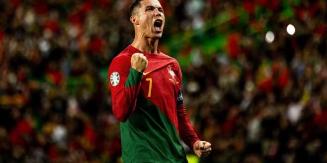 كريستيانو رونالدو يرفع كأس البرتغال