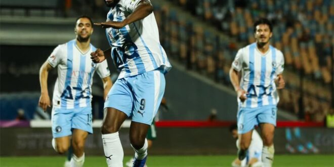 لاعبو نادي بيراميدز يستعدون لمباراة ضد سموحة في الدوري المصري