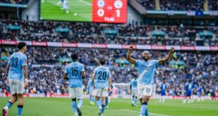 لاعب كرة القدم رودري يرتدي قميص مانشستر سيتي
