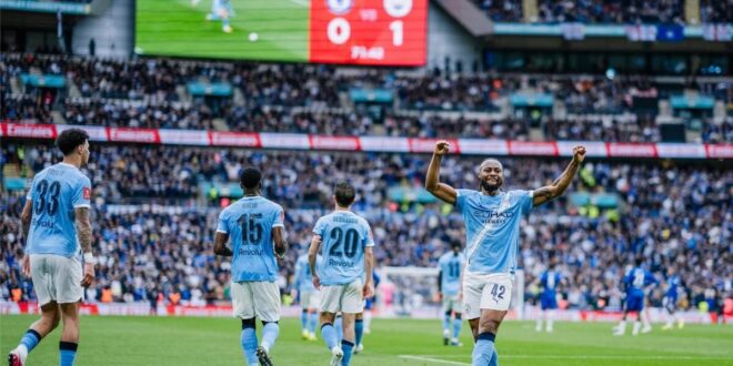 لاعب كرة القدم رودري يرتدي قميص مانشستر سيتي