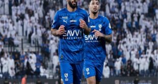 لاعبو الهلال يحتفلون بهدف في مباراة ضد نيوم ضمن الدوري السعودي