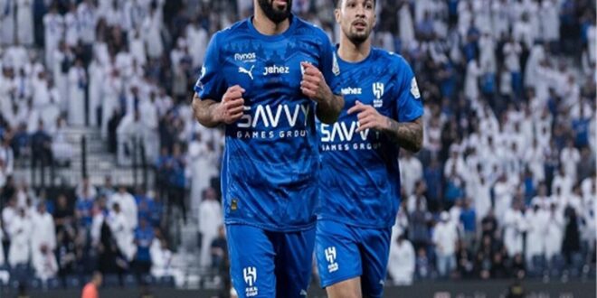 لاعبو الهلال يحتفلون بهدف في مباراة ضد نيوم ضمن الدوري السعودي