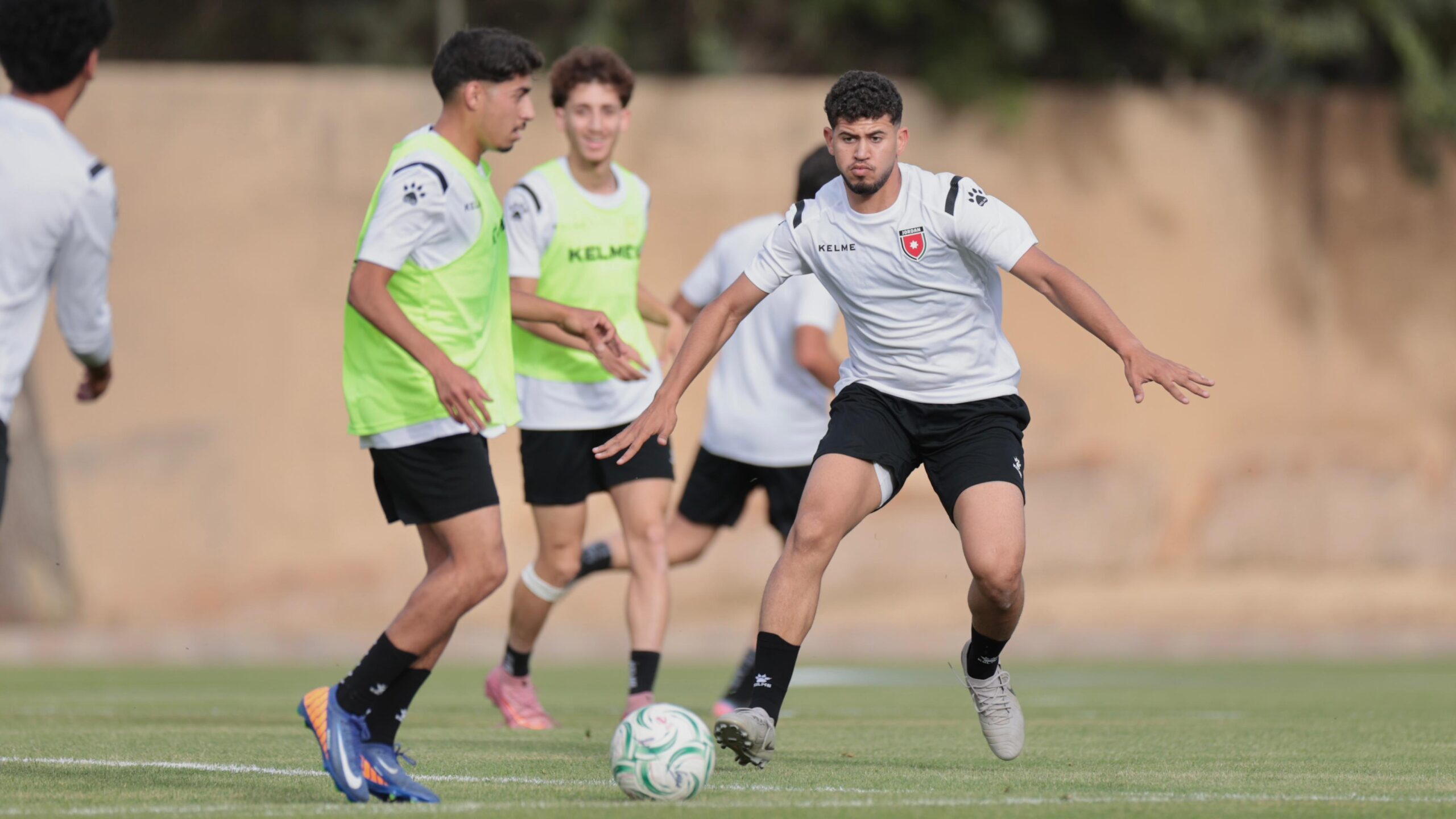 صورة جماعية للاعبي المنتخب الوطني الأردني تحت 23 عامًا خلال معسكرهم التدريبي