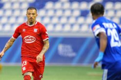 لاعبو زاخو والميناء يتنافسون على الكرة في مباراة الدوري العراقي