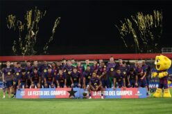 شعار الأهلي وبرشلونة بجانب كأس خوان جامبر