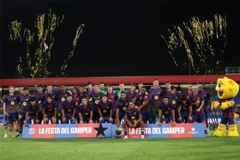 شعار الأهلي وبرشلونة بجانب كأس خوان جامبر