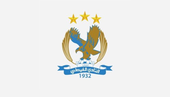 شعار النادي الفيصلي مع ميزان العدالة يرمز لملاحقة الشائعات قانونياً.