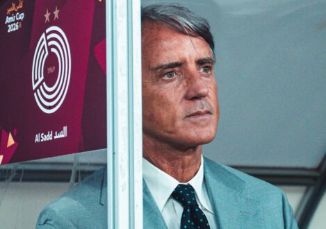 روبرتو مانشيني يصافح مسؤولاً من نادي السد بعد إعلان رحيله