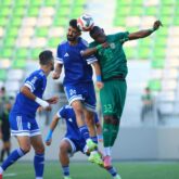 لاعبي الشرطة والميناء يتصافحون بعد تعادلهم في دوري نجوم العراق