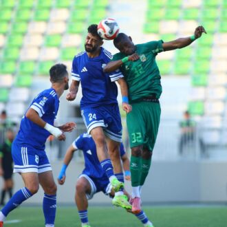 لاعبي الشرطة والميناء يتصافحون بعد تعادلهم في دوري نجوم العراق