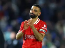 صورة تجمع محمد صلاح ورافينيا مع شعار نادي الهلال السعودي في الخلفية، ترمز للتنافس على الانتقال.