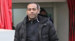 الكابتن عامر ذيب يصافح رئيس نادي الوحدات يوسف الصقور بعد تعيينه مديرًا فنيًا لقطاع الفئات العمرية.