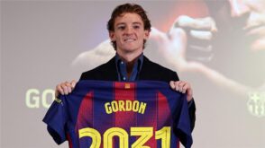 أنتوني جوردون يرتدي قميص برشلونة الجديد ويحتفل بانتقاله
