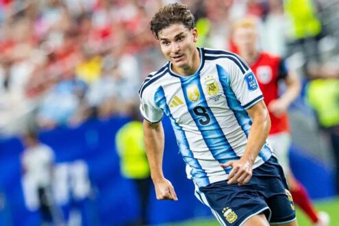 جوليان ألفاريز بقميص أتلتيكو مدريد مع شعار النادي