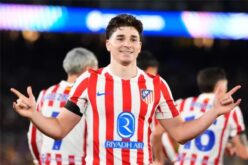 شعار أتلتيكو مدريد وبرشلونة مع صورة جوليان ألفاريز في المنتصف، يرمز للصراع على اللاعب