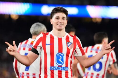 شعار أتلتيكو مدريد وبرشلونة مع صورة جوليان ألفاريز في المنتصف، يرمز للصراع على اللاعب