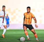 لاعبو الجيش الملكي ونهضة بركان يتنافسون على الكرة خلال مباراة مثيرة في الدوري المغربي