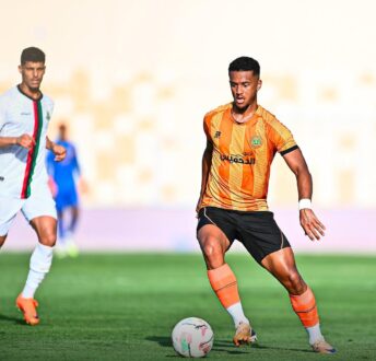 لاعبو الجيش الملكي ونهضة بركان يتنافسون على الكرة خلال مباراة مثيرة في الدوري المغربي