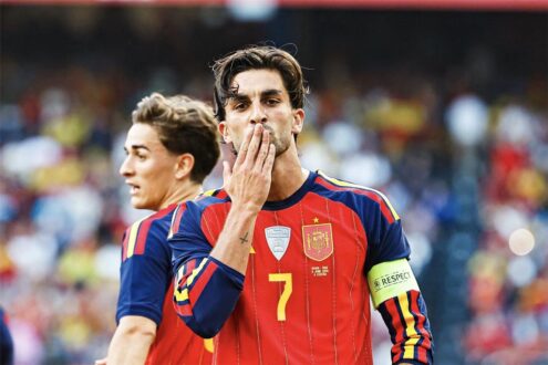 فيران توريس لاعب برشلونة يبتسم ويرتدي قميص إسبانيا، ينفي شائعات الانتقال لباريس سان جيرمان.
