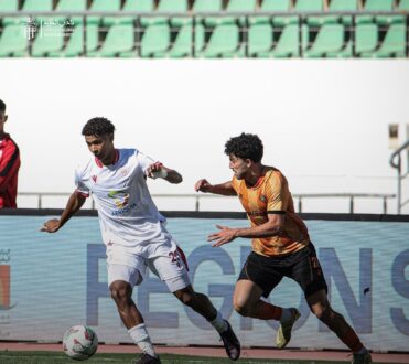 لاعبو حسنية أكادير يحتفلون بهدف الفوز ضد نهضة بركان في الدوري المغربي