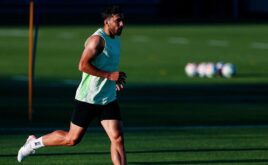 حسام أبو الذهب لاعب الفيصلي مصابًا في مباراة الأردن والأرجنتين