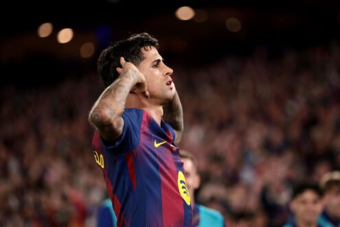 جواو كانسيلو بقميص برشلونة، في انتظار قرار الهلال بشأن مستقبله