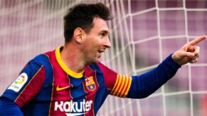 ليونيل ميسي بقميص إنتر ميامي يواجه لاعبي برشلونة في ملعب كامب نو.