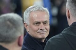جوزيه مورينيو غاضبًا في مؤتمر صحفي مع شعار ريال مدريد