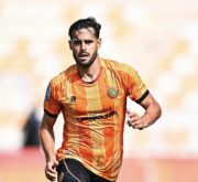 لاعبون من نهضة بركان وأولمبيك آسفي يتنافسون على الكرة في مباراة الدوري المغربي