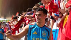بيدري لاعب برشلونة الشاب يبتسم في تدريبات الفريق