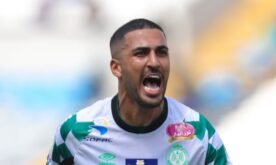 لاعبي الرجاء البيضاوي يحتفلون بهدف الفوز ضد النادي المكناسي في الدوري المغربي.