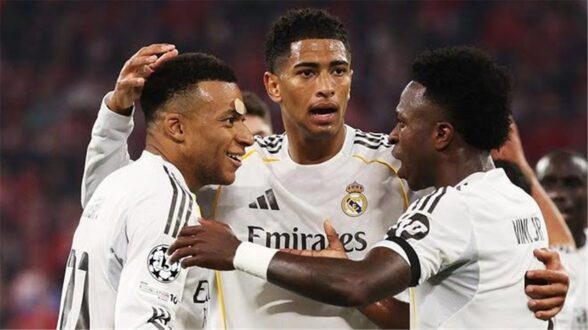مارك كوكوريلا بقميص ريال مدريد الجديد يبتسم