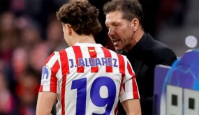 دييجو سيميوني مدرب أتلتيكو مدريد وجوليان ألفاريز لاعب برشلونة في سياق صفقة انتقال محتملة