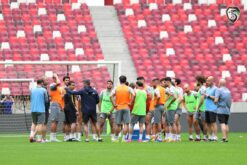 شعار الاتحاد السوري لكرة القدم مع علم البحرين، يرمزان لإلغاء المباراة الودية بين المنتخبين.