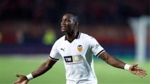 أليو ديانج لاعب فالنسيا الجديد يرتدي قميص الفريق ويشير إلى القارة الإفريقية