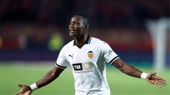 أليو ديانج لاعب فالنسيا الجديد يرتدي قميص الفريق ويشير إلى القارة الإفريقية