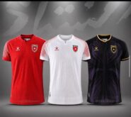 جماهير النشامى ترتدي قميص المنتخب الأردني الرسمي
